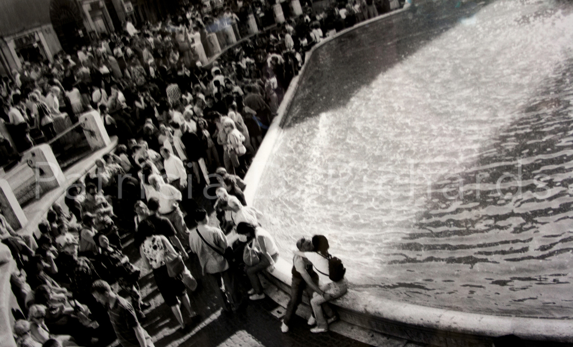 trevi fountain kiss